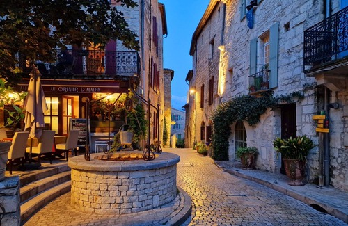 Vezenobres Bed & Breakfast | Chambre D'hôte de Charme Avec Jacuzzi, Jardin à Vézénobres Village Médiéval
