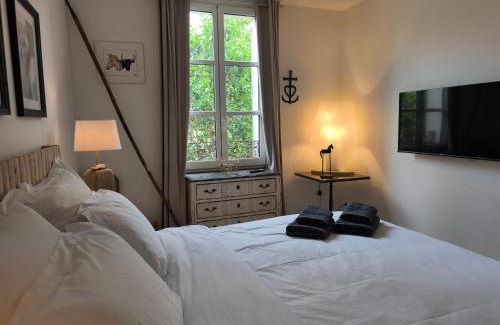 Aigues-Mortes Medieval City Bed & Breakfast | Chambre d'hôtes villa Adoya dans les remparts, piscine, ascenseur