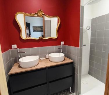 Aigues-Mortes Medieval City Bed & Breakfast | Chambre d'hôtes villa Adoya dans les remparts, piscine, ascenseur