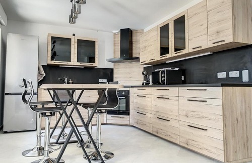 La Victoire - Les Marechaux House | Chambre Evasion - SDB WC Privatif - Entrée autonome - Grande TV NETFLIX