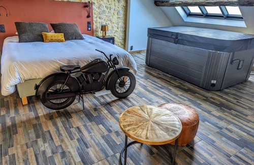 Treuzy-Levelay Other | Chambre Industrielle Avec Jacuzzi Privatif Sous les Poutres