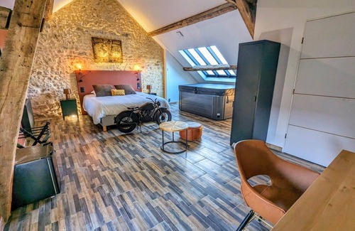 Treuzy-Levelay Other | Chambre Industrielle Avec Jacuzzi Privatif Sous les Poutres