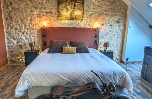 Treuzy-Levelay Other | Chambre Industrielle Avec Jacuzzi Privatif Sous les Poutres