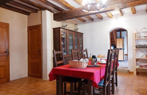 Chateaudun Bed & Breakfast | Chambre Léa à Châteaudun, accès PMR, jardin et piscine - FR-1-581-150