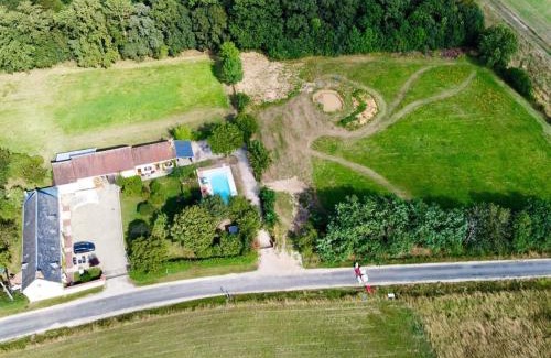 Chateaudun Bed & Breakfast | Chambre Léa à Châteaudun, accès PMR, jardin et piscine - FR-1-581-150