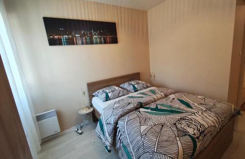 Deville-les-Rouen House | Chambre moderne avec balcon dans un appartement