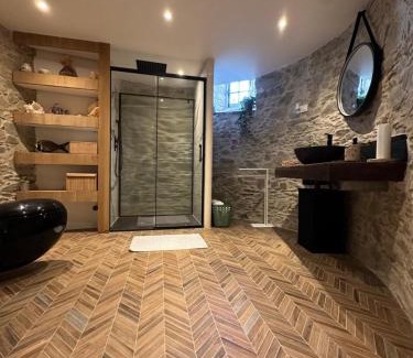 Domagne House | Chambre privée avec salle de bain tourelle