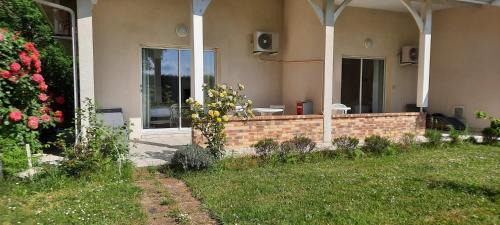 Biscarrosse Bed & Breakfast | Chambres "Blanches" , bâtiment secondaire hotel la Caravelle, vue jardin