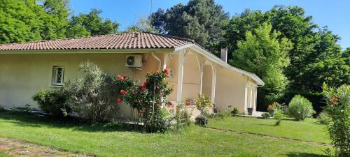 Biscarrosse Bed & Breakfast | Chambres "Blanches" , bâtiment secondaire hotel la Caravelle, vue jardin