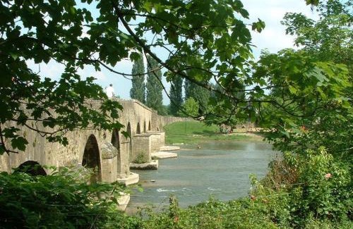 Montfort-le-Gesnois Bed & Breakfast | Chambres d'hôtes Le Pont Romain