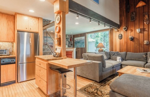 Mammoth Lakes House | Chamonix #92, 1 Bedroom + Loft. Steps to Canyon Lodge, Ski-in Ski-Out