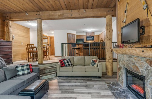 Big White Ski Resort Ski Chalet | Champagne Powder Chalet! Best Ski In/Out at Big White. Sleeps up to 7ppl.