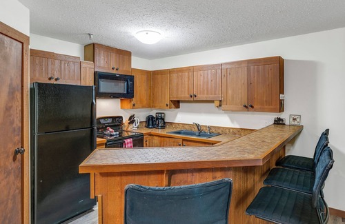 Big White Ski Resort Ski Chalet | Champagne Powder Chalet! Best Ski In/Out at Big White. Sleeps up to 7ppl.