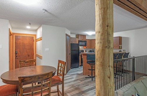 Big White Ski Resort Ski Chalet | Champagne Powder Chalet! Best Ski In/Out at Big White. Sleeps up to 7ppl.