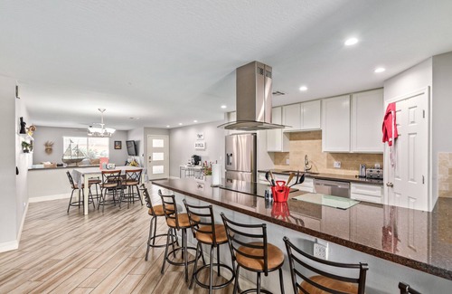 Chandler House | Chandler Chameleon Hot tub CHIC Family equipped retreat GAME ROOM!
