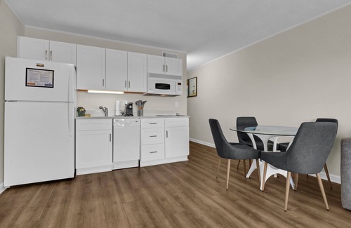 Wrightsville Beach Condo | Channel Views at Summer Sands Suites 204 – Newly Remodeled & Pet-Friendly!