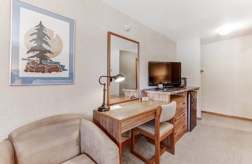 Eagle River Apartment | Chanticleer Inn 37