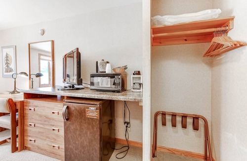 Eagle River Apartment | Chanticleer Inn 37