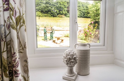 Redcar Cottage | CHAPEL COTTAGE, pet friendly, with open fire in Saltburn-By-The-Sea
