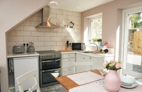 Laugharne House | Chapel View- Beautiful central cottage with nearby Restaurants & Castle walk