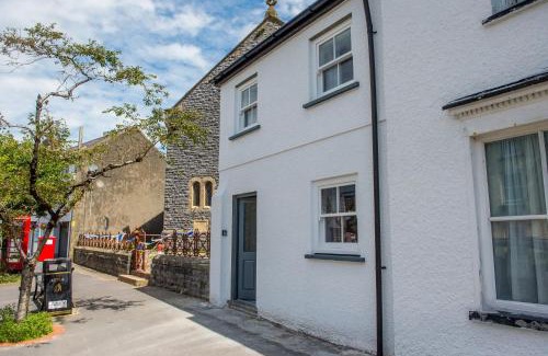 Laugharne House | Chapel View- Beautiful central cottage with nearby Restaurants & Castle walk