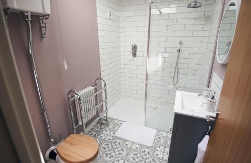 Laugharne House | Chapel View- Beautiful central cottage with nearby Restaurants & Castle walk