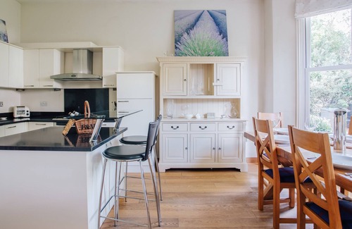 Berrylands Apartment | Character 1 bedroom apartment with garden & parking