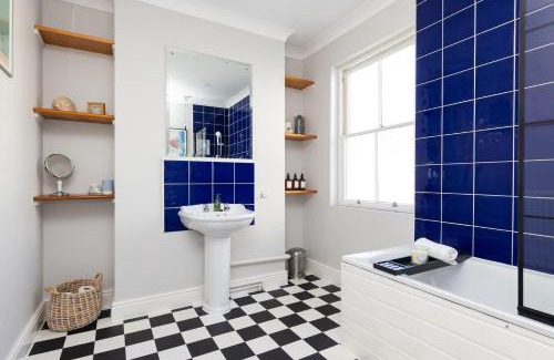 Chichester Apartment | Characterful City Maisonette for 4