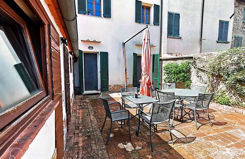 Lucignano Apartment | Characteristic apartment with terrace on the walls of Lucignano