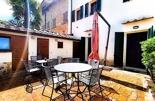 Lucignano Apartment | Characteristic apartment with terrace on the walls of Lucignano