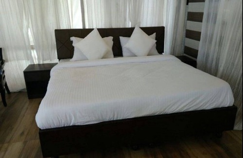Lansdowne Hotel | Charekh Food & Forest Resort