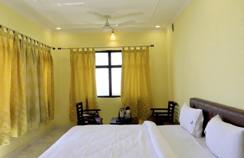 Lansdowne Hotel | Charekh Food & Forest Resort