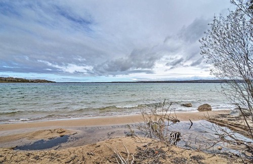 Charlevoix House | Charlevoix Cabin with Patio and Grill - Steps to Lake!