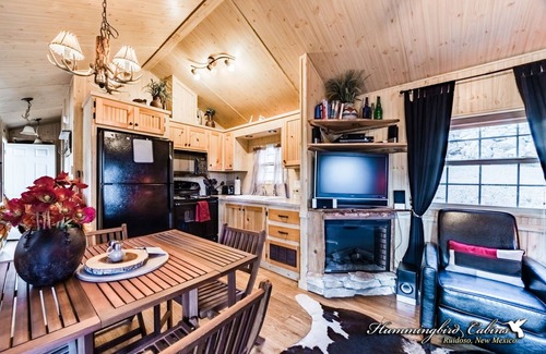 Alto Cabin | Charlie Cabin: 'Skiers must have and Summer's great getaway' with hot tub.