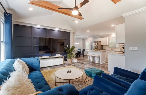 Starmount House | Charlotte 3BR Getaway | Hot Tub Mini Golf Pet-Friendly Fire Pit