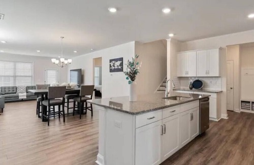 Fort Mill House | Charlotte Ballantyne Area 1.0 mi away with lots to do - Refined Modern Home