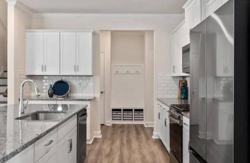 Fort Mill House | Charlotte Ballantyne Area 1.0 mi away with lots to do - Refined Modern Home