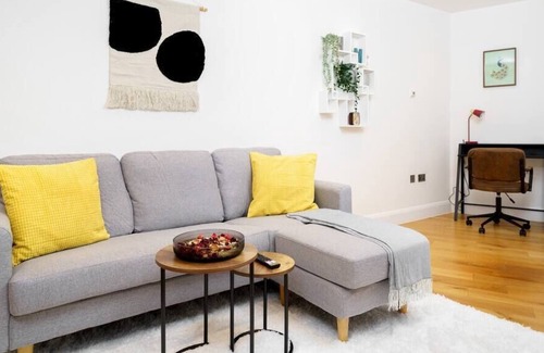 Leytonstone Apartment | Charlotte - Cosy & Centrally Located 2BR