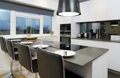 Leytonstone Apartment | Charlotte - Cosy & Centrally Located 2BR