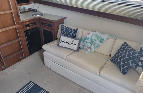 North Carolina Coast Boat Rental | Charlotte Jean - 33ft Cozy Carver Mariner- Unique Stay on the Water