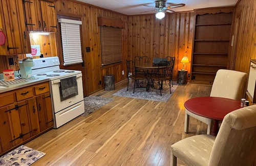 Clarksville House | Charlotte's Cottage - Charming 3-bedroom in Clarksville