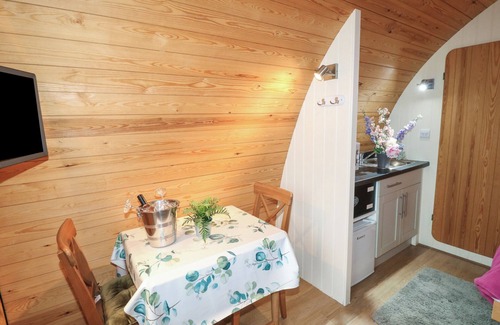Spalding Cottage | CHARLOTTES, romantic, with a garden in Holbeach