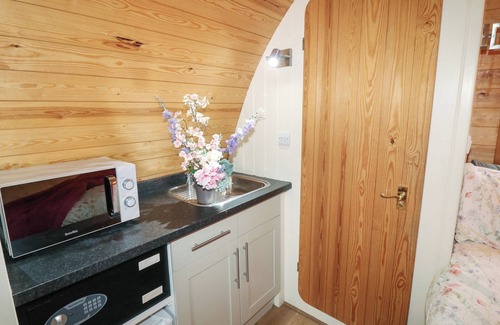 Spalding Cottage | CHARLOTTES, romantic, with a garden in Holbeach