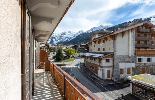 La Clusaz Apartment | Charmant 4 pièces en centre village, proche pistes - 8 pers, Wifi, parking, balcon, animaux acceptés - FR-1-437-48