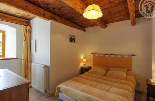 Burdignes House | Charmant Gîte 16e Siècle avec Cheminée, Terrasse et Jardin, Proche Ski et VTT, Wifi Inclus - FR-1-496-101