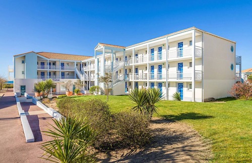 Chateau-d'Olonne Apartment | Charmant studio pour 4 + piscines | En bord du mer