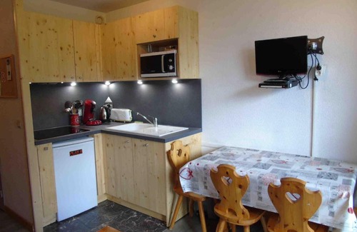 Valfrejus Apartment | Charmant studio à Valfréjus, proche télécabine, commerces, balcon, 4 pers, animaux admis. - FR-1-561-10