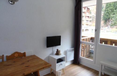 Valfrejus Apartment | Charmant studio rénové, proche télécabine, balcon sud, animaux acceptés, draps inclus, casier à ski - FR-1-561-52