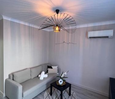 La Castellane Apartment | Charmant T1 climatisé en centre ville/Paradis