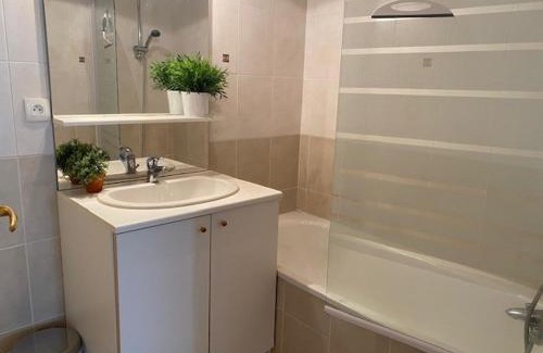 Brides-les-Bains Apartment | Charmant T3 à Brides-les-Bains - Résidence Moderne Proche Télécabine et Thermes - FR-1-512-148
